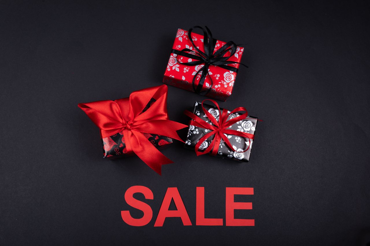 collection-03 Stylish gift boxes with red ribbons on sale. Perfect for promotions and festive occasions.